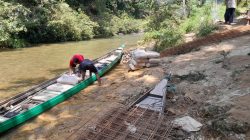 Tembus Arus Sungai, Logistik Semen dan Wermesh Jembatan Kota Lama Tiba Dengan Aman