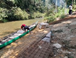 Tembus Arus Sungai, Logistik Semen dan Wermesh Jembatan Kota Lama Tiba Dengan Aman