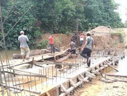 Pasca Banjir Surut, Satgas Kodim 0313/KPR Langsung Tancap Gas Pasang Mal Pengecoran Jembatan Ramco