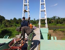 Sasar Sisi Seberang, Satgas Kodim 0313/KPR Pasang Hanger Tepi Jauh Jembatan Garuda Muara Musu
