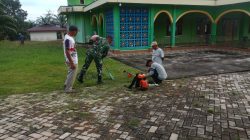 Wujud Kepedulian, Babinsa Koramil 12/XIII Koto Kampar Gelar Gotong -Royong di Masjid Baiturrahman Desa Binamang