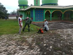 Wujud Kepedulian, Babinsa Koramil 12/XIII Koto Kampar Gelar Gotong -Royong di Masjid Baiturrahman Desa Binamang