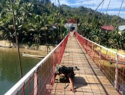 Pastikan Keamanan Warga, Satgas Kodim 0313/KPR Perketat Pemasangan Ram Kawat Jembatan