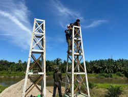 Perkuat Kestabilan Struktur, Satgas Kodim 0313/KPR Lakukan Pengeboran Baut Hanger Tepi Jauh Jembatan Garuda
