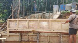 Efesiensi Waktu, Satgas Kodim 0313/KPR Pasang Mal dan Langsung Cor Sayap Jembatan Ramco