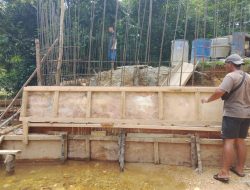 Efesiensi Waktu, Satgas Kodim 0313/KPR Pasang Mal dan Langsung Cor Sayap Jembatan Ramco