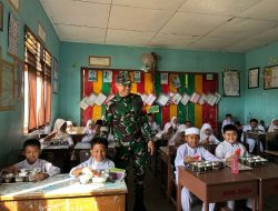 Babinsa Koramil 10 Kunto Darussalam Kodim 0313/KPR Pantau Distribusi MBG ke Sekolah