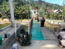 Finishing Lantai Jembatan, Satgas Kodim 0313/KPR Lakukan Pengecatan Papan Lantai Jembatan Gajah Bertalut