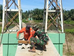 Pastikan Jembatan Tidak Goyang, Tim Satgas Kodim 0313/Kpr Lakukan Penegangan Kabel Utama di Muara Musu