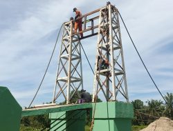Sempurnakan Elevasi Bentang, Satgas Kodim 0313/KPR Terus Lakukan Penegangan Seling Jembatan Muara Musu