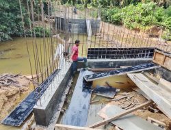 Antisipasi Abrasi Air Sungai, Satgas Kodim 0313/KPR Sempurnakan Dinding Penahan Jembatan