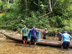 Tembus Dangkalnya Sungai Santi, Personel Satgas Kodim 0313/KPR Tetap Dorong Pergeseran Pasukan ke Batu Kalang