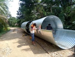 Langkah Cepat di Lapangan, Satgas Kodim 0313/KPR Rakit Aramco dan Langsung Cor Mal Kedudukan Jembatan