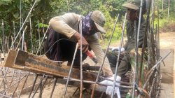 Matangkan Struktur Jangkar, Satgas Kodim 0313/KPR Pasang Mal untuk Pengecoran Angkur Jembatan Kota Lama