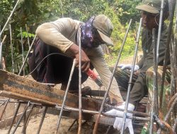 Matangkan Struktur Jangkar, Satgas Kodim 0313/KPR Pasang Mal untuk Pengecoran Angkur Jembatan Kota Lama