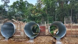 Sempurnakan Kerapatan Fondasi, Satgas Kodim 0313/KPR Pasang Mal Pengunci Sela-Sela Jembatan Ramco