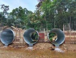 Sempurnakan Kerapatan Fondasi, Satgas Kodim 0313/KPR Pasang Mal Pengunci Sela-Sela Jembatan Ramco