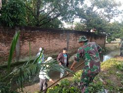 Babinsa Koramil 06 Siak Hulu Bersama Warga Bahu Membahu Bersihkan Drainase Ciptakan Lingkungan Yang Bersih Sehat dan Nyaman