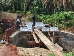Pembangunan Jembatan Aramco Desa Tanjung Belit Selatan Memasuki Tahap Pemasangan Mal Balok Atas