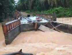 Diterjang Banjir, Aktivitas Tukang Jembatan Aramco Fokus Pada Pemantauan Debit Air