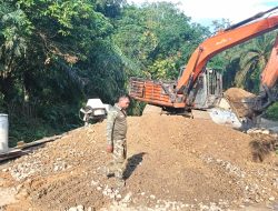 Antisipasi Pengikisan Air, Personil dan Pekerja Kebut Penimbunan Dibawah Pondasi Jembatan Aramco Tanjung Belit Selatan
