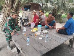 Babinsa Duduk Bersama Warga Menjalin Komunikasi dan Bahas Persoalan Desa