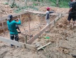 Satgas Kodim 0313/Kpr Lanjut Pembangunan Jembatan Tahap V di Desa Bukit Melintang Sedang Menggali Pondasi