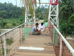 Masuki Tahap Akhir, Pembangunan Jembatan Desa Muara Musu Kebut Pemasangan Lantai Papan
