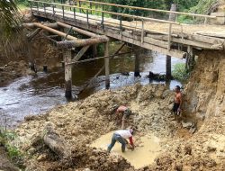 Persiapan Tahap Lanjutan , Pekerja Kebut Pembersihan Landasan Falket Jembatan Desa Kampung Pinang