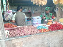 Babinsa Turun Ke Pasar Tradisional Cek Harga Sembako Yang ada Di Warung Di Desa Binaan