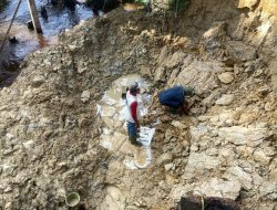 Atasi Kendala Arus Sungai , Pekerja Jembatan Kampung Pinang Bendung Air Dengan Karung Guna Bersihkan Lantai Kerja