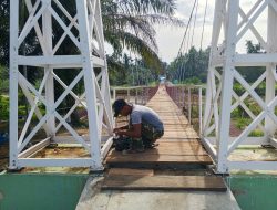 Percepat Akses Mobilitas Warga, Pembangunan Jembatan Desa Muara Musu Memasuki Tahap Pemasangan Lantai dan Seling Tali Angin