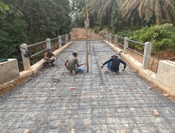 Perkokoh Struktur Lantai Jembatan, Tim Satgas Lakukan Perakitan Besi Lantai Jembatan Aramco Tanjung Belit Selatan