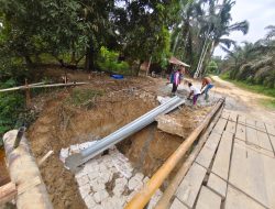 Tim Satgas Cor Lantai Kerja Dan Rakit Besi Pondasi Jembatan Kampung Pinang