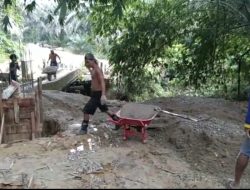 Masuki Tahap V, Kodim 0313/Kpr dan Warga Geber Pengecoran Fisik Jembatan Desa Bukit Melintang