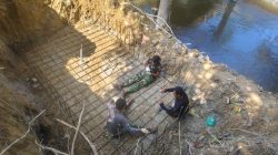 Perkokoh Struktur Utama, Tim Satgas Lakukan Perakitan Besi Tapak Pondasi Jembatan Kampung Pinang