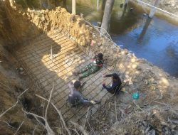 Perkokoh Struktur Utama, Tim Satgas Lakukan Perakitan Besi Tapak Pondasi Jembatan Kampung Pinang
