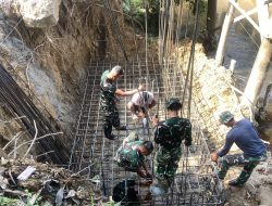 Perkuat Dinding Penahan Tanah, Tim Satgas Lanjutkan Perakitan Besi Abutment Jembatan Kampung Pinang
