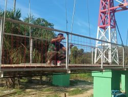 Mengejar Target Peresmian, Tim Lapangan Percantik Jembatan Desa Muara Musu Dengan Pengecatan Struktur Akhir