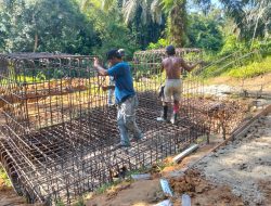 Kebut Progres Tahap V, Kodim 0313/Kpr dan Warga Geber Pengecoran Serta Perakitan Besi Jembatan Bukit Melintang