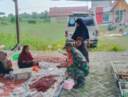 Babinsa Koramil 03/Bunut Cek Harga Sembako di Pasar, Pastikan Stok Aman dan Harga Stabil