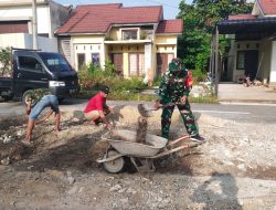Babinsa Koramil 07/Kampar Kodim 0313/KPR Serda Karnovan Dianto Gotong-Royong Bantu Warga Cor Jalan