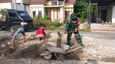 Babinsa Koramil 07/Kampar Kodim 0313/KPR Serda Karnovan Dianto Gotong-Royong Bantu Warga Cor Jalan