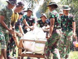 Tembus Jalan Sejauh 1,5 KM Dengan Gerobak Sorong, Satgas TMMD Kodim 0313/Kpr Kucurkan Keringat Langsir Material Rumah Ibu Diasan