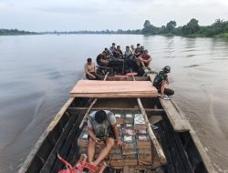 Tembus Arus Sungai Sejauh 15 Kilometer,Satgas TMMD Ke-129 Kodim 0313/KPR Langsir Material ke Desa Pangkalan Terap