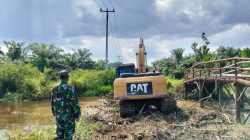 Rancang Tumpuan Gambangan, Satgas TMMD Kodim 0313/KPR Siapkan Perlintasan Alat Berat di Jembatan T. Tahal