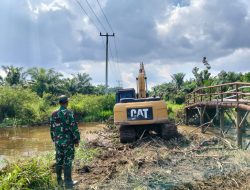 Rancang Tumpuan Gambangan, Satgas TMMD Kodim 0313/KPR Siapkan Perlintasan Alat Berat di Jembatan T. Tahal