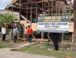 Wujud Kemanunggalan : Satgas TMMD Ke-129 dan Warga Bahu-Membahu Bedah Rumah Ibu Timah