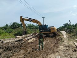 Jaga Kelancaran Pasokan Material, Satgas TMMD Ke-129 Kodim 0313/KPR Terus kerjakan Perbaikan Jembatan Penyeberangan Sementara