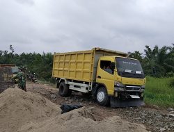 Fokus Pada Kualitas Jalan Sasaran TMMD Ke-129, Satgas Kodim 0313/KPR Kerahkan 7 Unit Dump Truck Ratakan Batu Pecah